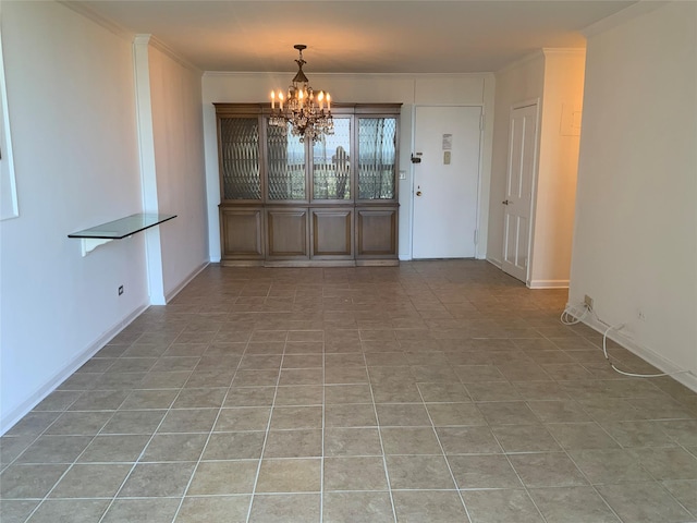 empty room featuring light tile patterned floors, baseboards, a chandelier, and ornamental molding