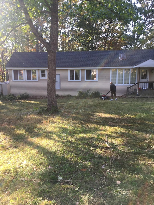 single story home featuring a front lawn