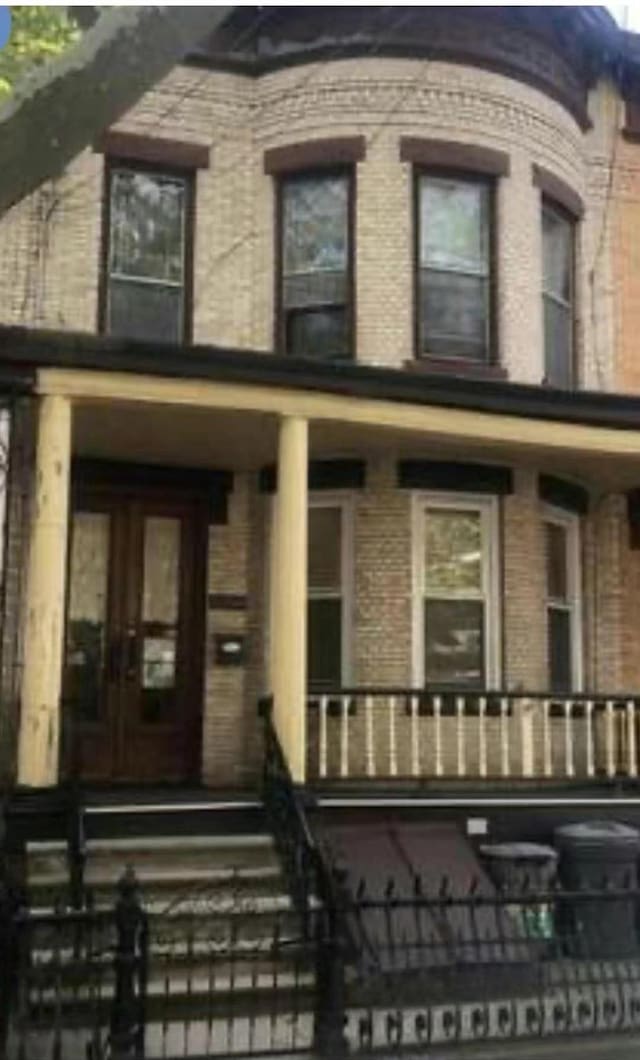 view of front facade with a fenced front yard