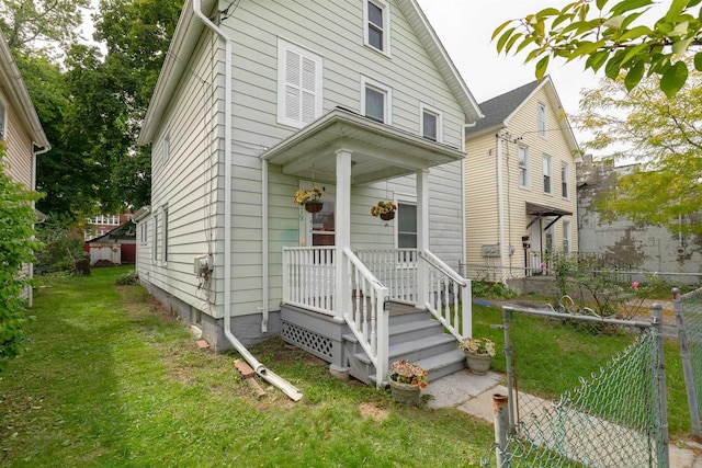 view of front facade featuring a front lawn and fence