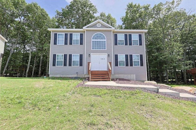 view of front of property featuring a front yard