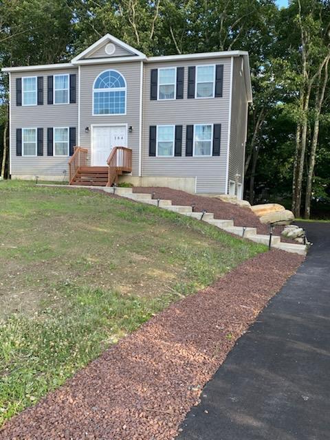 view of front facade with a front yard