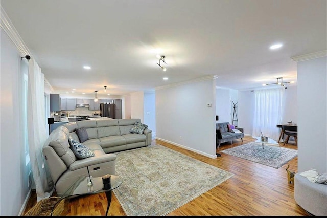 living room with crown molding, recessed lighting, wood finished floors, and baseboards