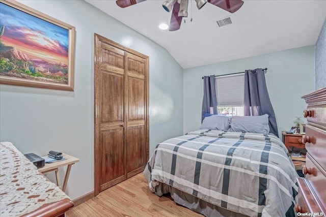 bedroom featuring visible vents, a closet, light wood finished floors, baseboards, and ceiling fan