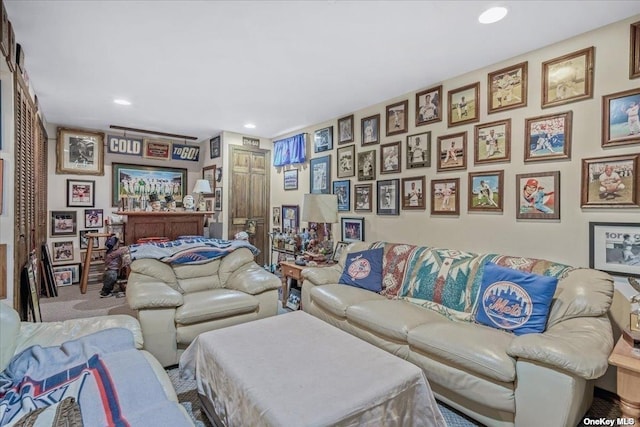 living area featuring carpet flooring and recessed lighting