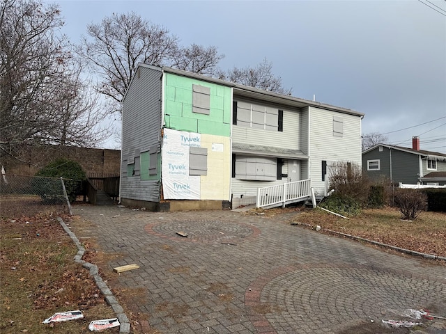 view of front of property featuring fence