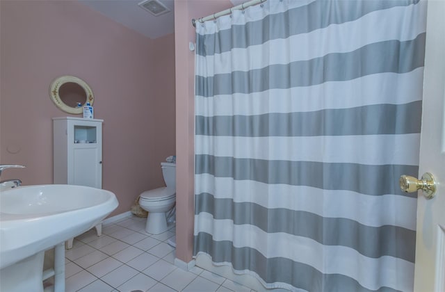 full bathroom featuring a shower with curtain, visible vents, a sink, tile patterned flooring, and toilet