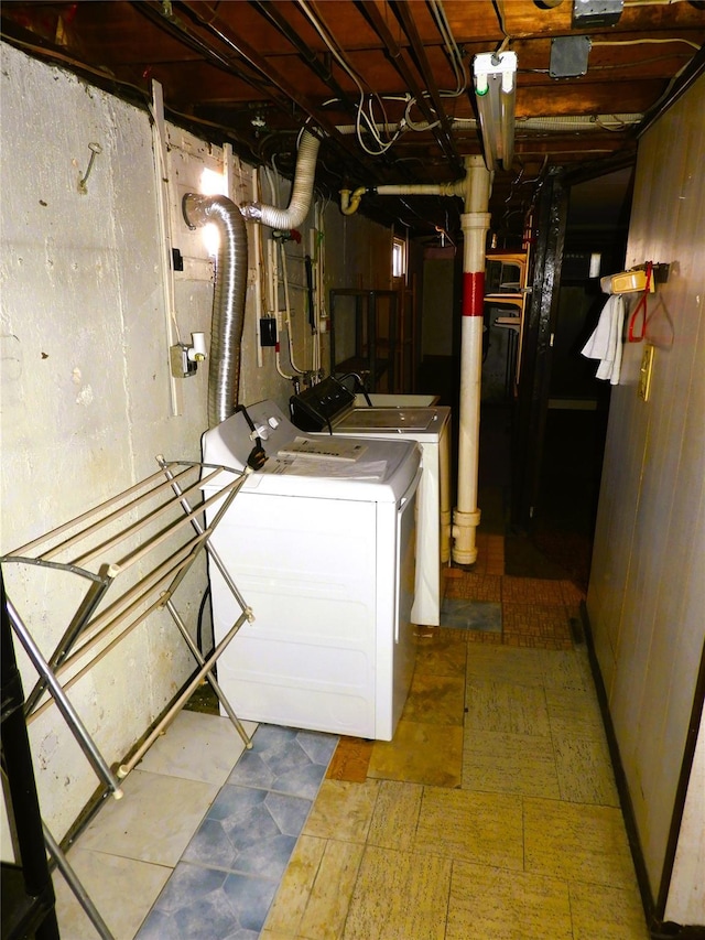 washroom featuring laundry area and independent washer and dryer