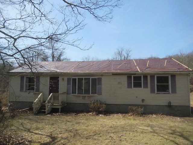 single story home featuring a front lawn