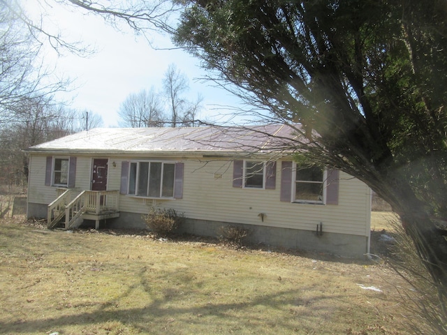 view of front of property with a front yard