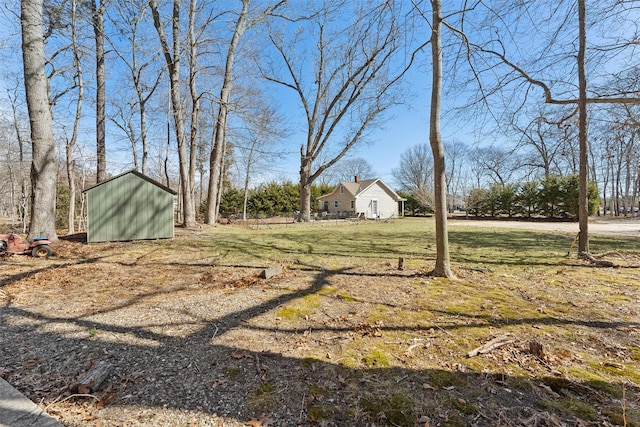 view of yard featuring a storage shed and an outdoor structure