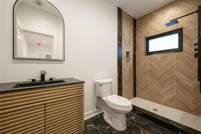 full bath featuring visible vents, tiled shower, toilet, and baseboards