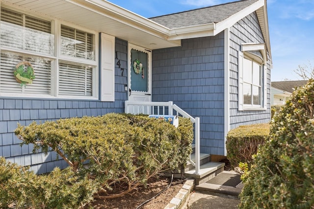 entrance to property with a shingled roof