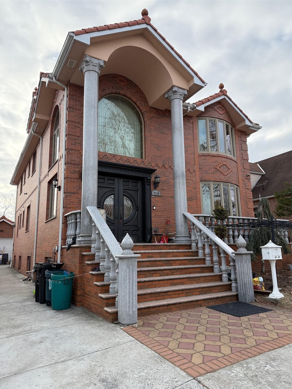 view of front facade with brick siding