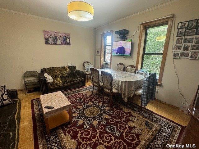 dining area with ornamental molding