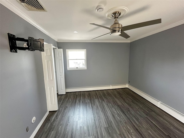 empty room featuring ornamental molding, baseboards, visible vents, and ceiling fan