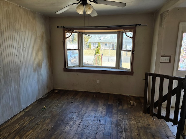 spare room featuring dark wood-style flooring and ceiling fan