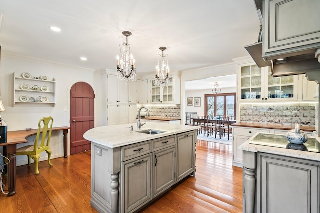 kitchen featuring a sink, a notable chandelier, gray cabinets, and crown molding