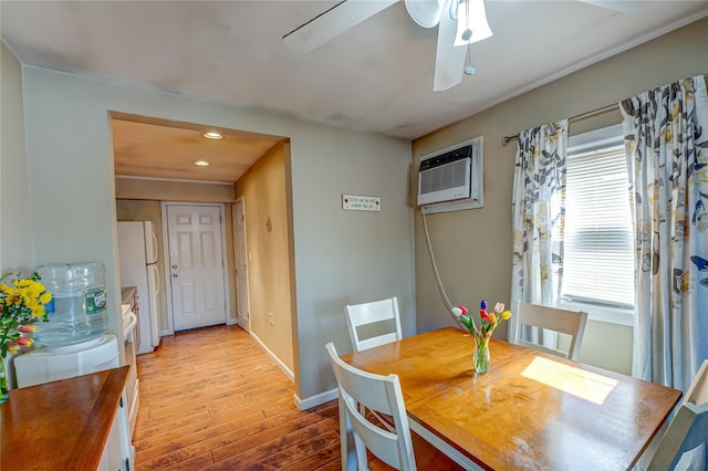 dining room featuring a ceiling fan, a wall mounted air conditioner, recessed lighting, baseboards, and light wood finished floors