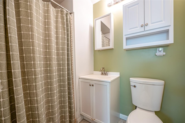 full bathroom featuring toilet, vanity, and a shower with curtain