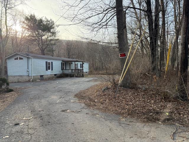 manufactured / mobile home featuring driveway