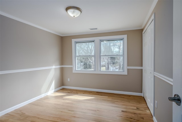 empty room with visible vents, baseboards, and light wood-style flooring