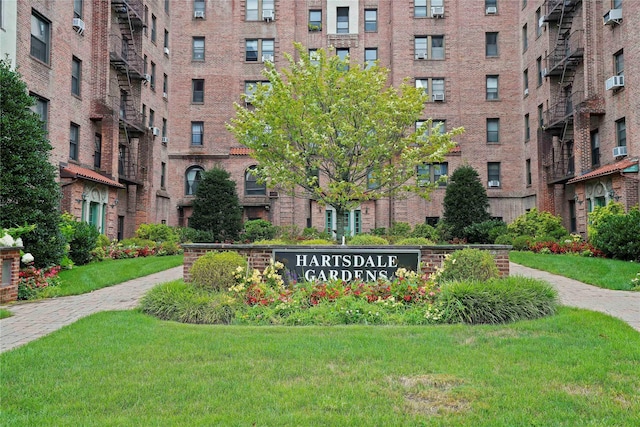 community sign featuring a lawn