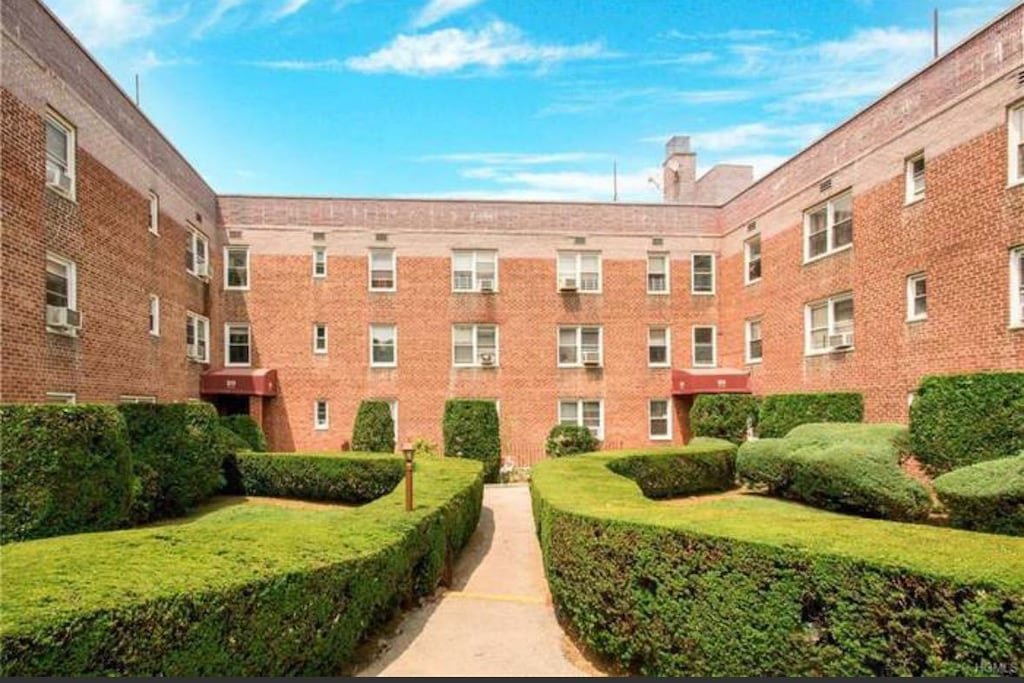 20 Davenport Ave Unit 1N, New Rochelle, NY 10805 - view of property's community
