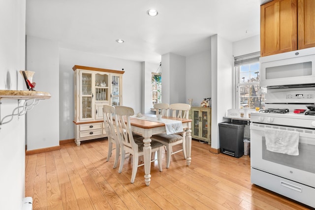 dining area featuring recessed lighting, light wood-style floors, and baseboards