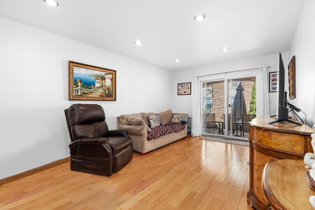 living room with light wood-style flooring, recessed lighting, and baseboards