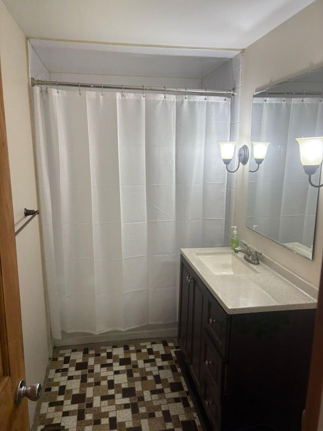 full bathroom featuring a shower with curtain and vanity