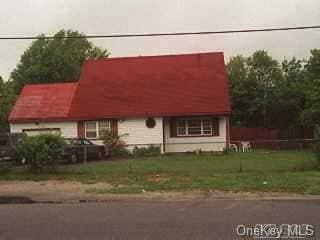 view of front of property with a front yard