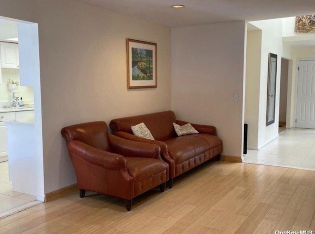 living room featuring light wood-style floors, recessed lighting, and baseboards