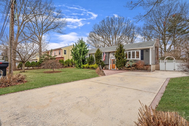 view of front of property with driveway, a front lawn, and a gate