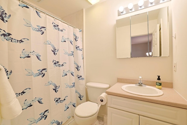 full bathroom with curtained shower, toilet, and vanity