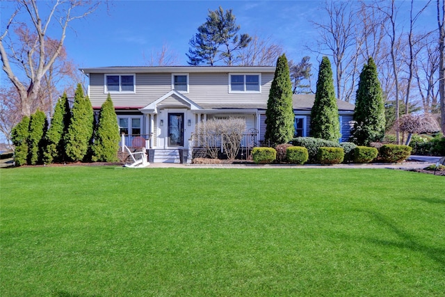traditional home featuring a front lawn