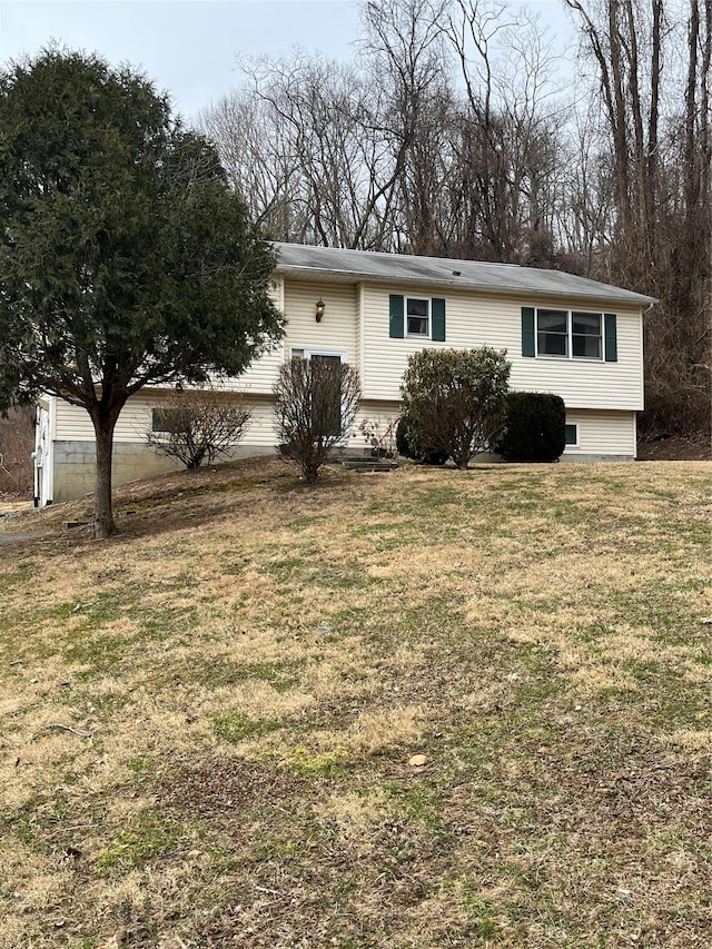 view of front facade featuring a front lawn