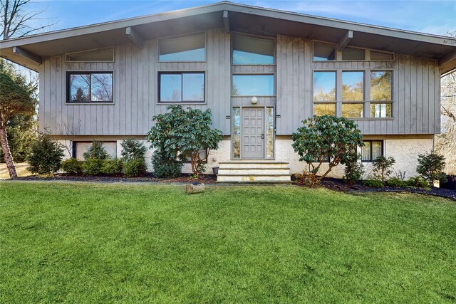 view of front of property with a front lawn