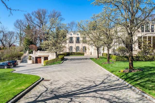 186 Kings Point Rd, Great Neck, NY 11024 - view of property's community featuring a lawn and driveway