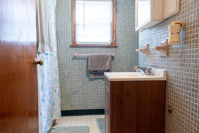 full bath featuring a shower with shower curtain and vanity
