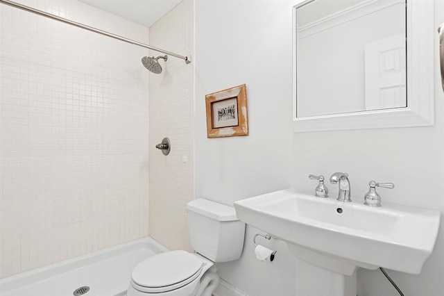 full bathroom featuring a sink, a shower stall, and toilet