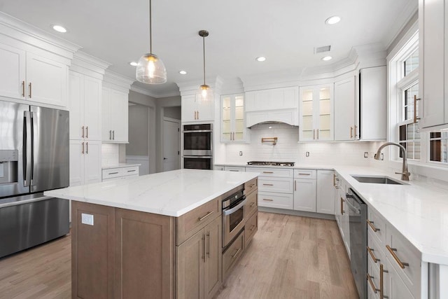 407 Wellington Rd, East Meadow, NY 11554 - kitchen with stainless steel appliances, a sink, light wood-style floors, tasteful backsplash, and crown molding