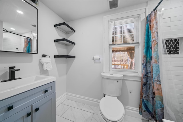 full bathroom featuring visible vents, baseboards, toilet, curtained shower, and vanity