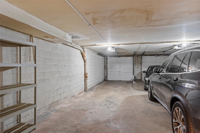 garage featuring concrete block wall