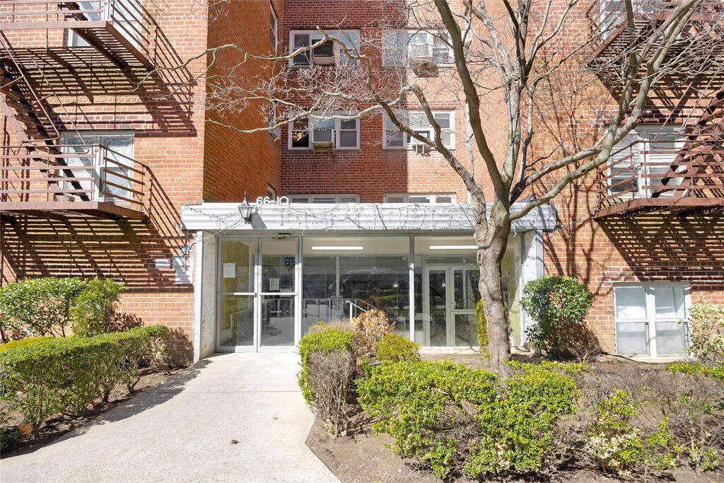 66-10 149th St Unit 6J, Flushing, NY 11367 - photo 1