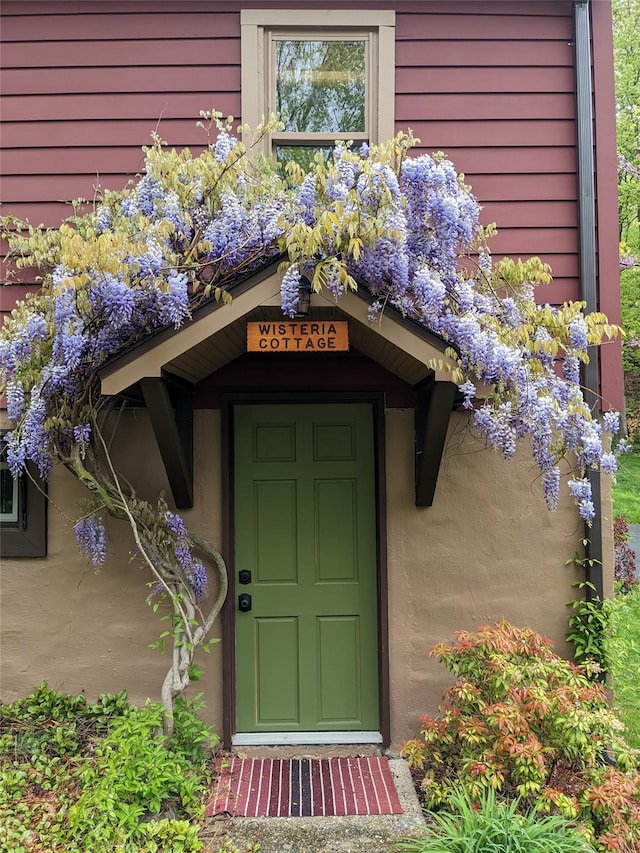 35 Riverview Trl, Croton-On-Hudson, NY 10520 - entrance to property with stucco siding