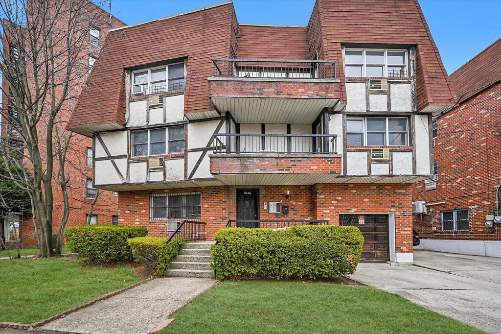 86-25 Ava Pl, Jamaica Estates, NY 11432 - photo 1