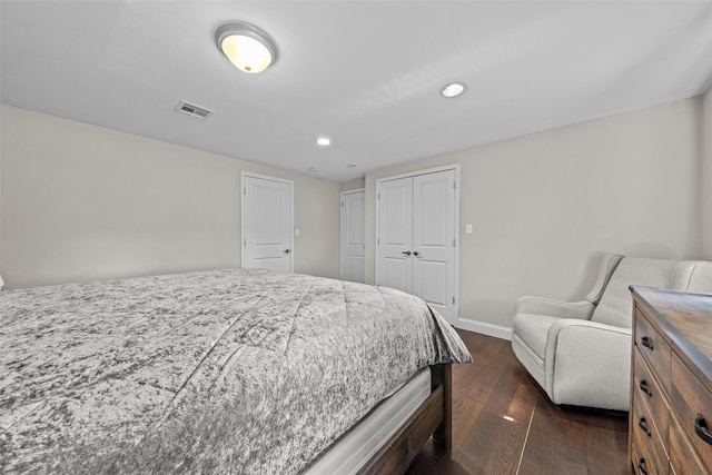 bedroom featuring dark wood-type flooring, a closet, visible vents, recessed lighting, and baseboards