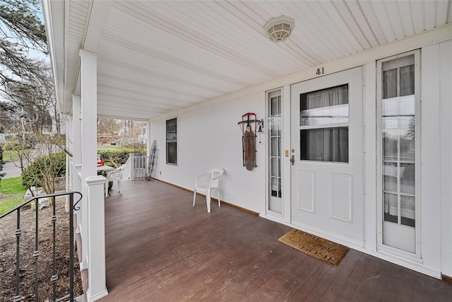 property entrance featuring a porch
