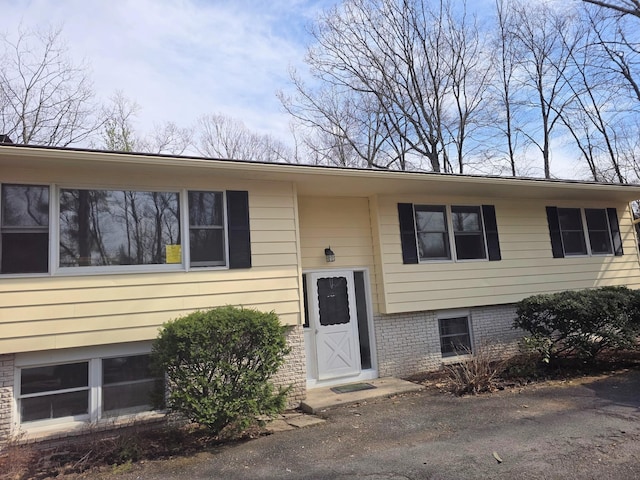 51 Glenerie Ln, Saugerties, NY 12477 - split foyer home featuring brick siding